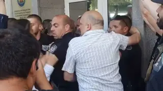 Меле, арест и ранен полицай на протеста на "БОЕЦ" Видео