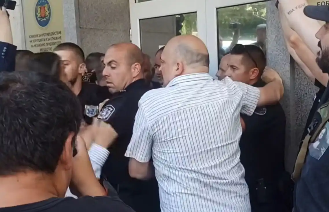 Меле, арест и ранен полицай на протеста на "БОЕЦ" Видео