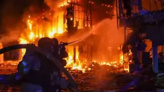 Експлозии и пожари: Руснаците атакуваха тази нощ Одеса и Суми Видео