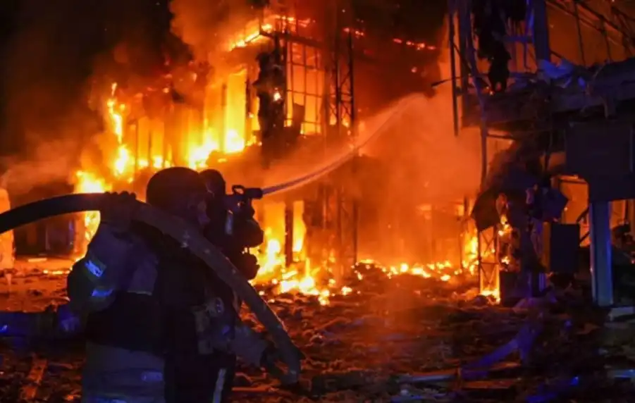 Експлозии и пожари: Руснаците атакуваха тази нощ Одеса и Суми Видео
