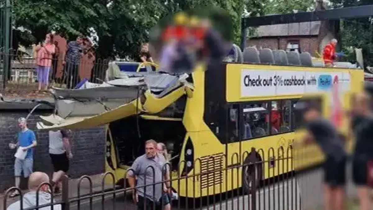 Двуетажен автобус се вряза в мост в Манчестър, 15 души са ранени
