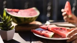 Суперхрана на лятото: Какво прави динята с кожата, сърцето и теглото ви