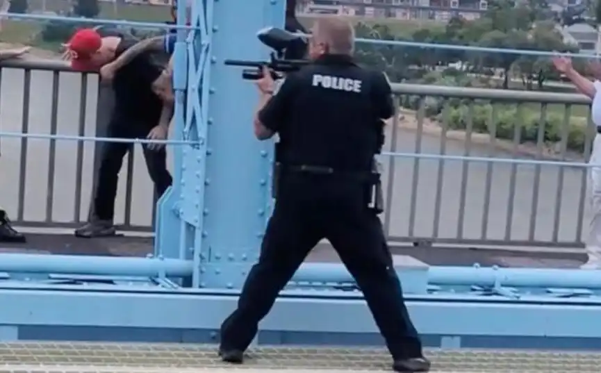 Брутален арест: Полицай преби активист, който блокираше път в САЩ Видео 18+