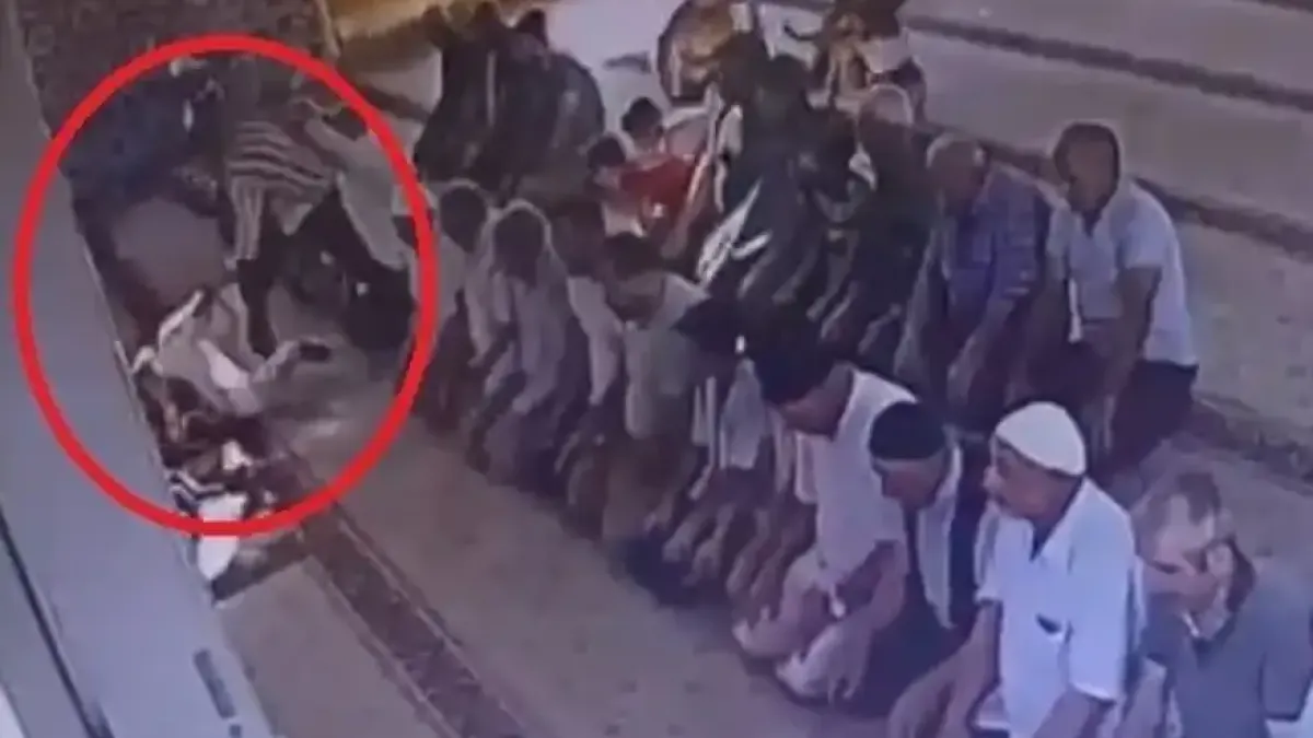 Убиец причака жертвата си в джамия и я нападна отзад по време на молитва Видео 18+