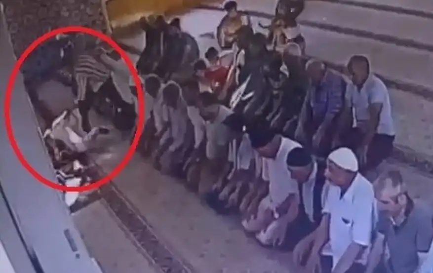 Убиец причака жертвата си в джамия и я нападна отзад по време на молитва Видео 18+