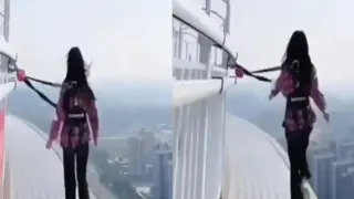 Страховито Видео показва алея по ръба на небостъргач