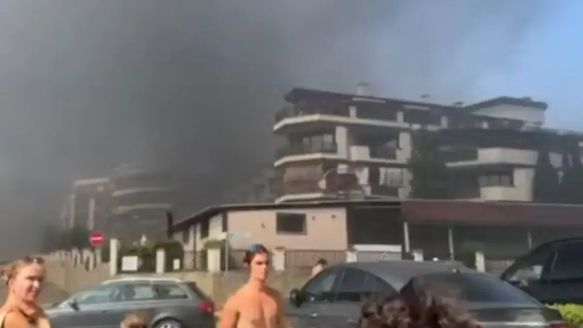Пожар в Свети Влас - има взривове и евакуация Видео