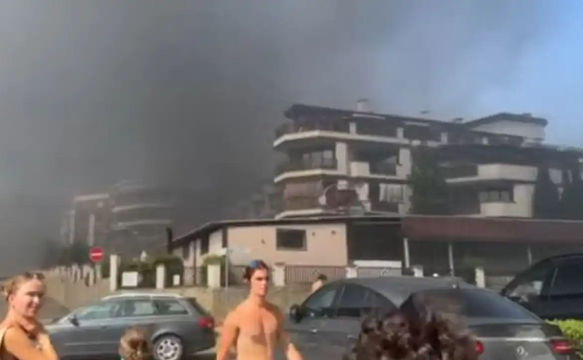 Пожар в Свети Влас - има взривове и евакуация Видео