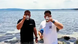 Най-чистата вода в Европа: Наш кмет загреба с халба от морето и я изпи до дъно