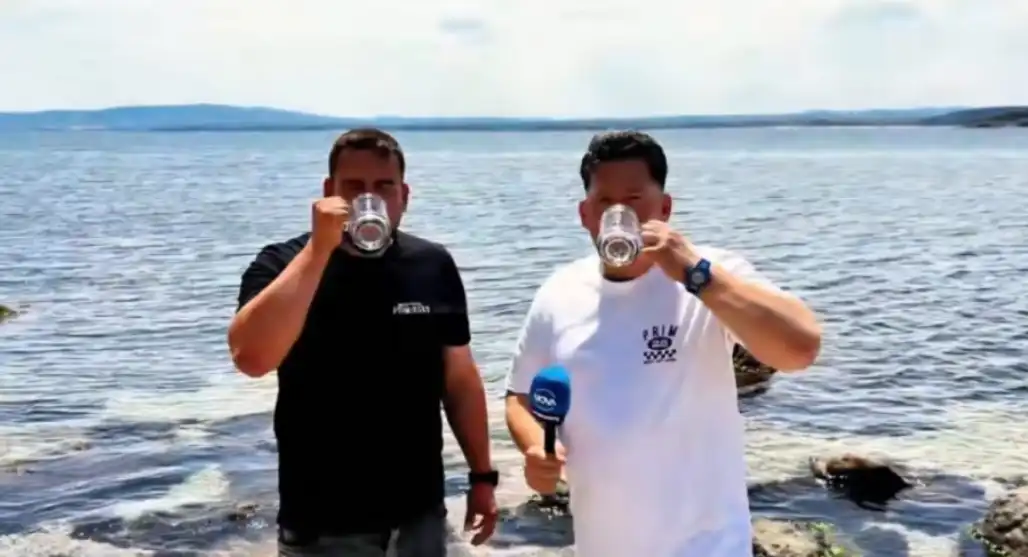Най-чистата вода в Европа: Наш кмет загреба с халба от морето и я изпи до дъно