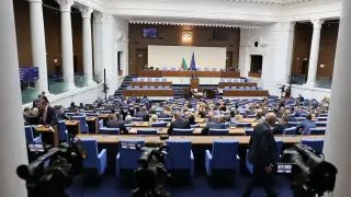 Нов скандал в парламента: Депутати се изнесоха
