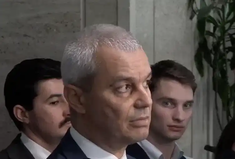 Костадинов вие като вдовица от опозицията, готов е 2-3 пъти в месеца да прави...