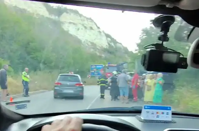 Автобус с туристи се обърна до Кранево Видео