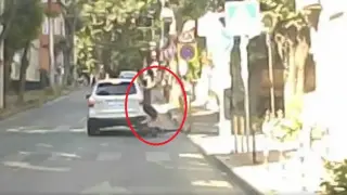 Ужасяващо видео! Дете се размаза с тротинетката си в кола във Варна