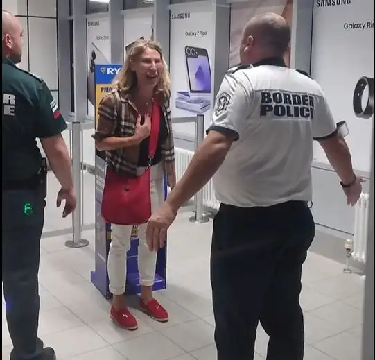 Скандал на софийското летище! Свалиха жена от полет на “Ryanair” заради... Видео