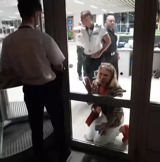 Скандал на софийското летище! Свалиха жена от полет на “Ryanair” заради... Видео