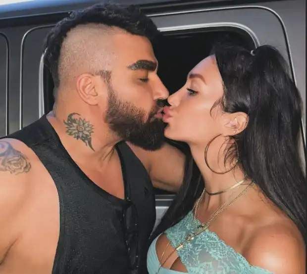 Дъно: Азис и Атижа го удариха на откровено порно Снимки 18+