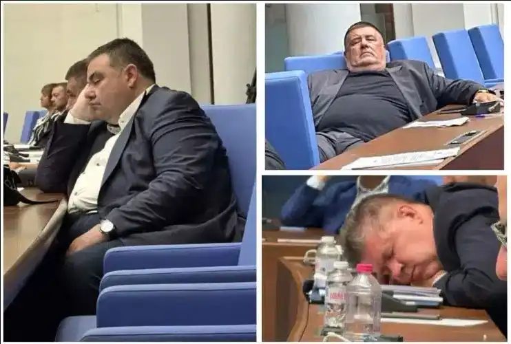 Уникални снимки! Папараци издебнаха депутати в стряскащи пози!