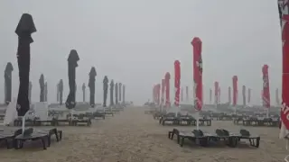 Невиждана мъгла забули плажовете на Черно море в Румъния Видео