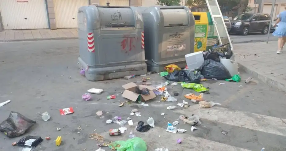 Докъде се докараха: Хората в центъра на Варна не смеят да си отворят прозорците