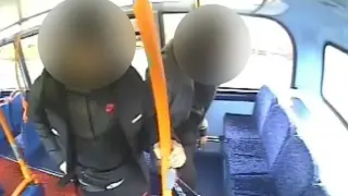 Тийнейджъри, накълцали с мачете ученик в лондонски автобус, получиха доживотни присъди Видео
