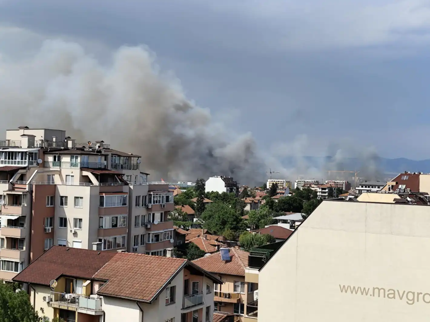 Първо в БЛИЦ! И София пламна, небето почерня Видео