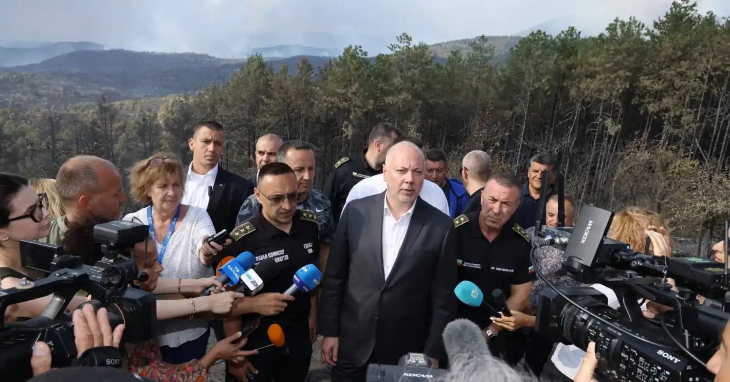 Извънредно! Премиерът пристигна при големия пожар до Струмяни, хвърли ръкавица към Радев