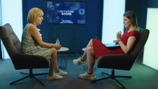 Мая Манолова утешава Флора след „аферата“ с Костадинов