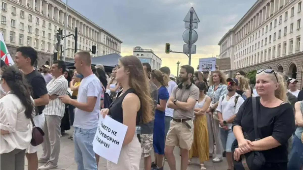 Пореден протест на младите лекари пред парламента в София