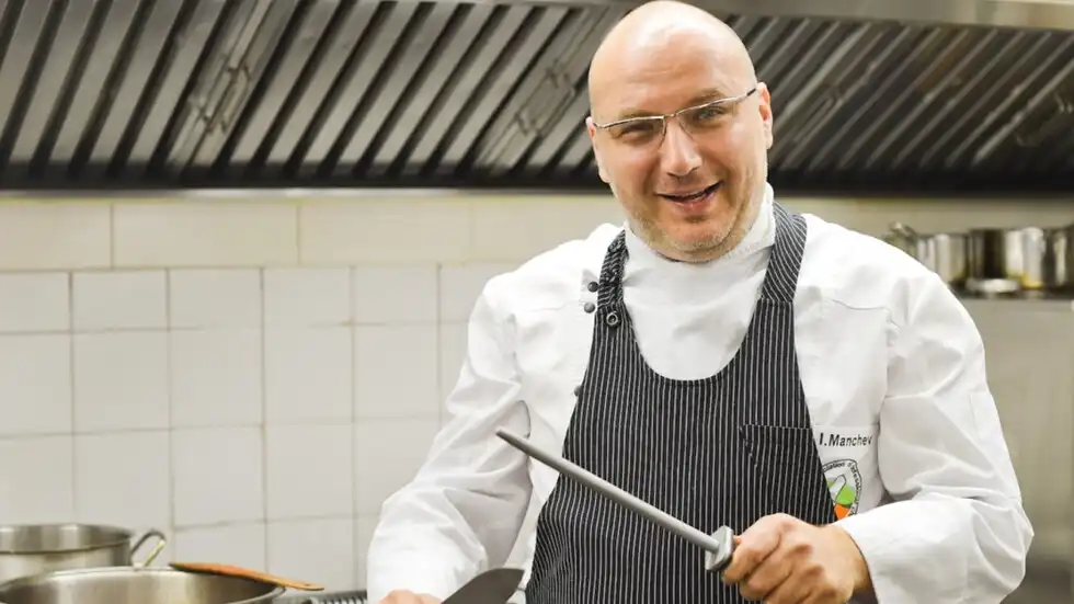 Шеф Манчев налапал алигатор и...