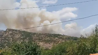 Огромен пожар във вилна зона край Сливен Видео