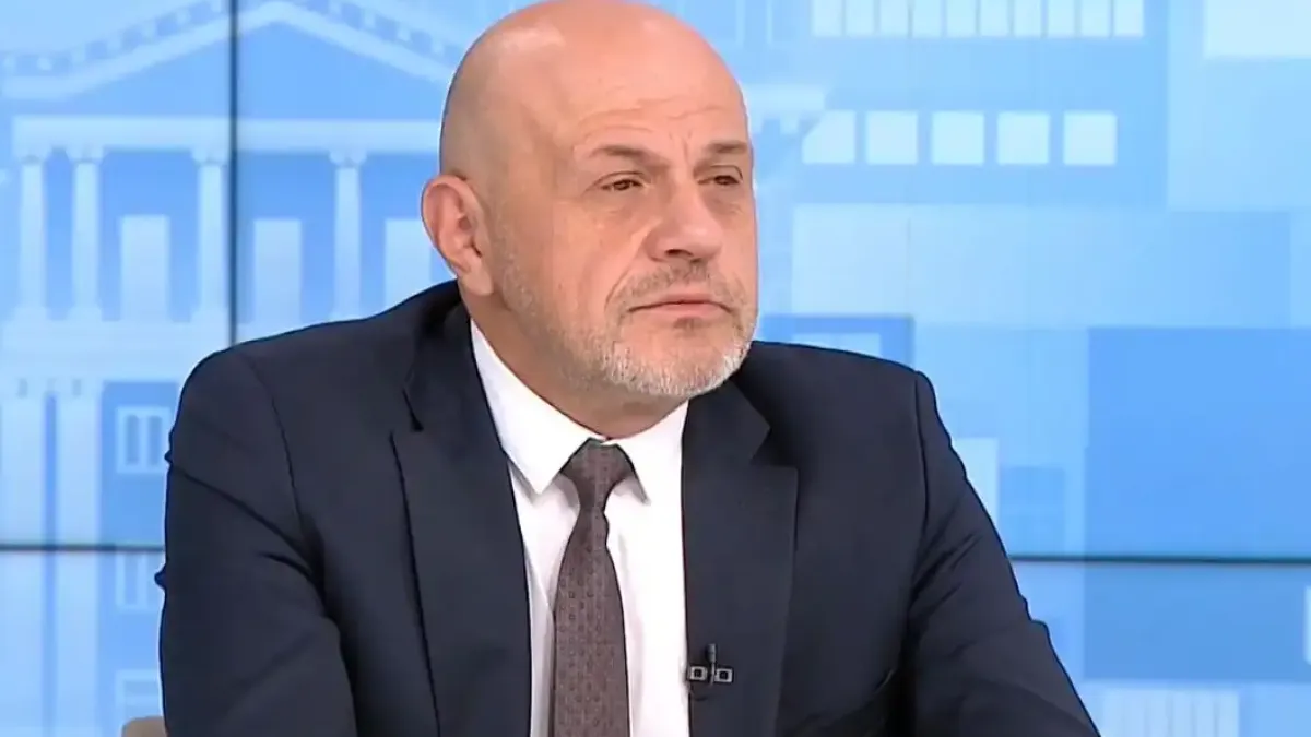 Дончев за Радев: Самоопределил се е като ярка опозиция, конкурира се с другите