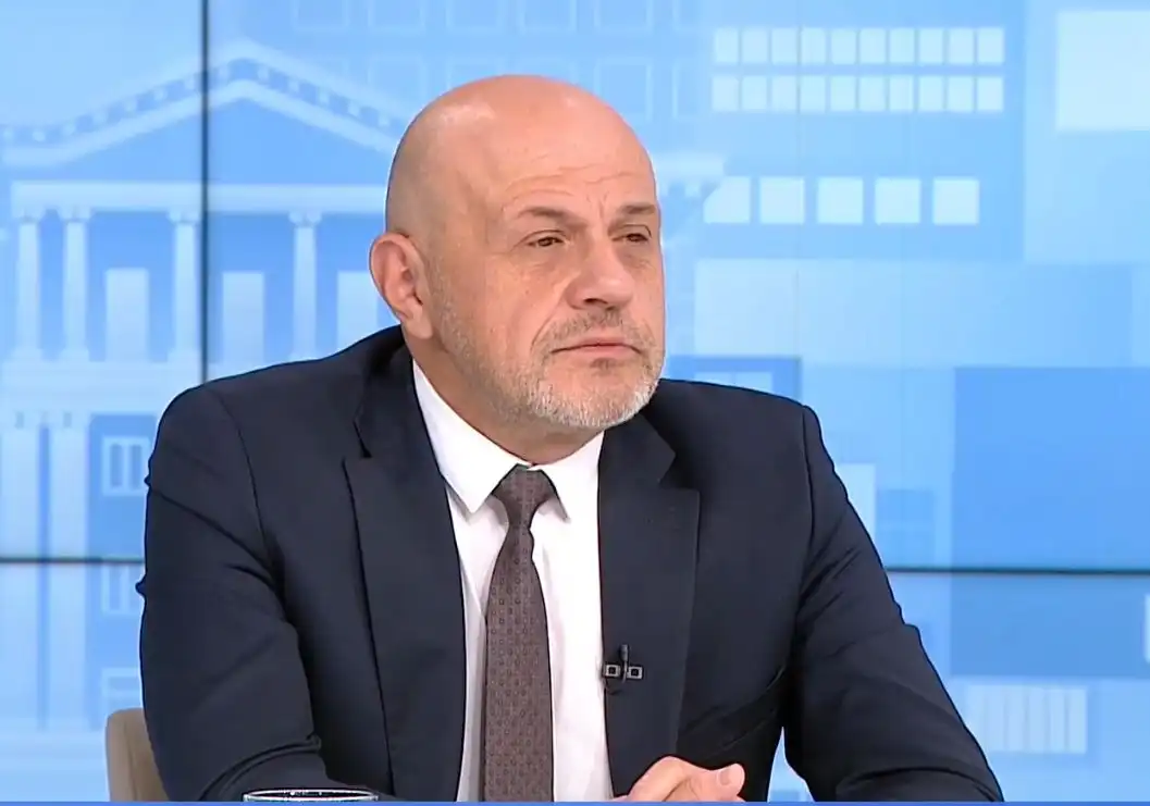 Дончев за Радев: Самоопределил се е като ярка опозиция, конкурира се с другите
