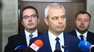 Костадинов: Лора Крумова взима пари от чужди фондации за исторически манипулации