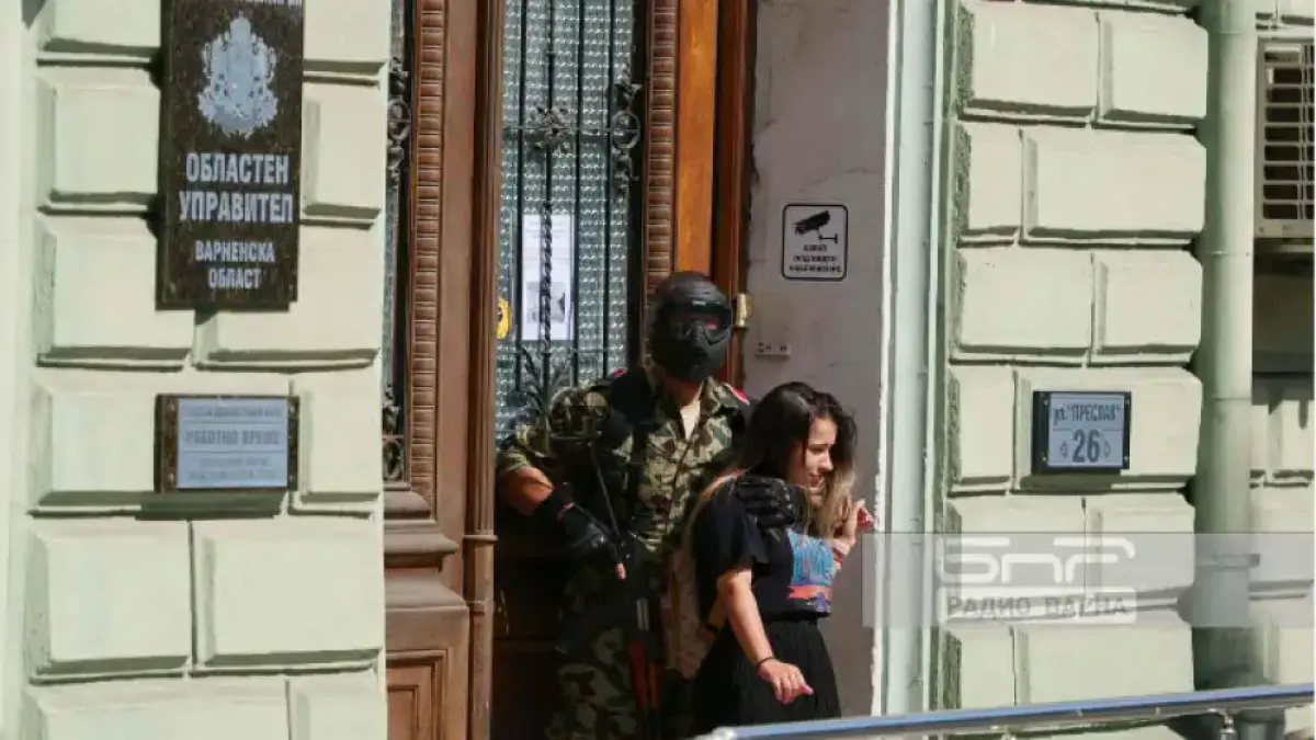"Терористи" нахлуха в сградата на Областна управа във Варна, взеха заложници