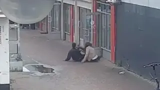 Момиче успя да се справи с мигрант, който ѝ открадна смартфона Видео 18+