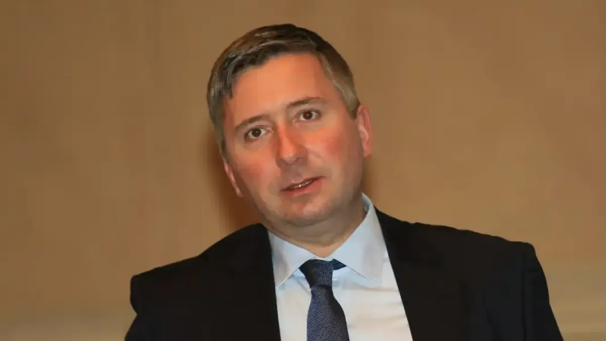 Машината „Капитал“ и огледалният свят на постистината