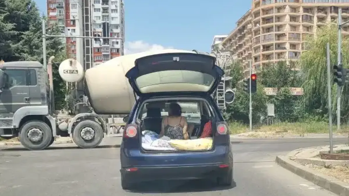 Варненци гледат и не вярват на очите си, що за дивотия е това Снимки