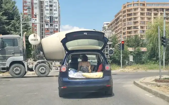 Варненци гледат и не вярват на очите си, що за дивотия е това Снимки