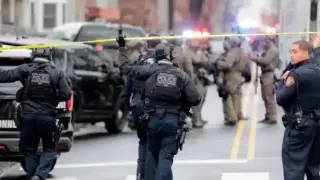Стрелец блокира болница, в която се лекуват US военнослужещи и президенти Видео