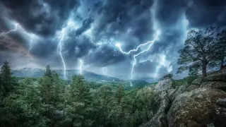 Мълния по-дълга от България разцепила небето цели 8 секунди