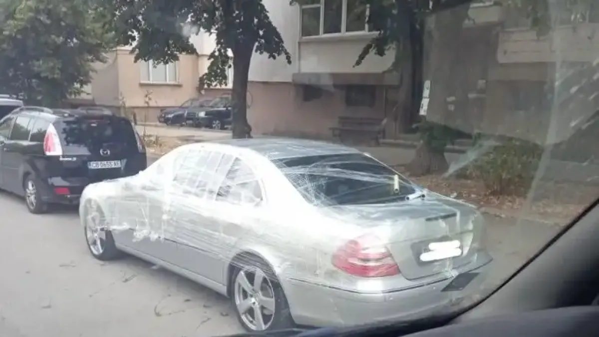 Кристо Явашев от Враца! Облепена с фолио кола събра погледите Снимки