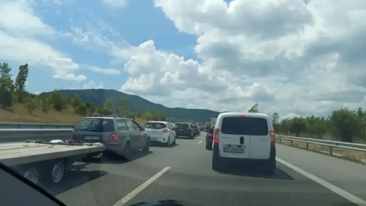Тир аварира на АМ „Струма“, тапата е огромна
