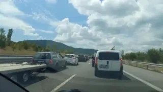 Тир аварира на АМ „Струма“, тапата е огромна
