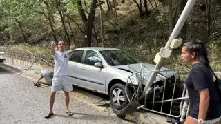 Агресивен шофьор размаза колата си на "Вратцата" Снимки