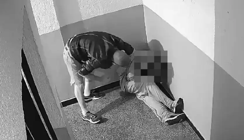 Брутално: Пловдивчанин смля от бой клошар със счупен крак Видео 18+