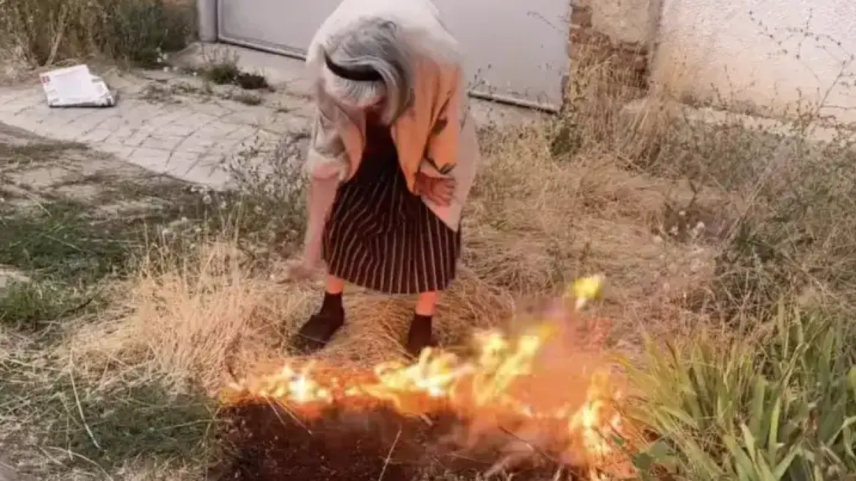 Не е за вярване какво прави тази жена насред огнения ад в България Видео