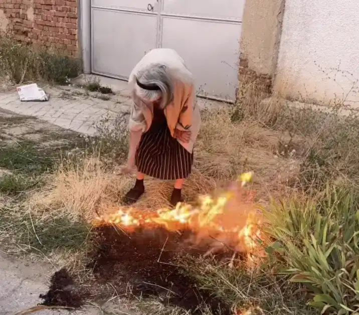 Не е за вярване какво прави тази жена насред огнения ад в България Видео