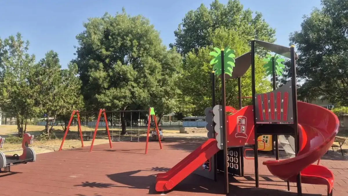 Извратено: Чекиджия стресна майки и деца край игрална площадка
