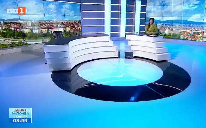 Рокадата в БНТ е факт, красива водеща смая зрителите Снимки